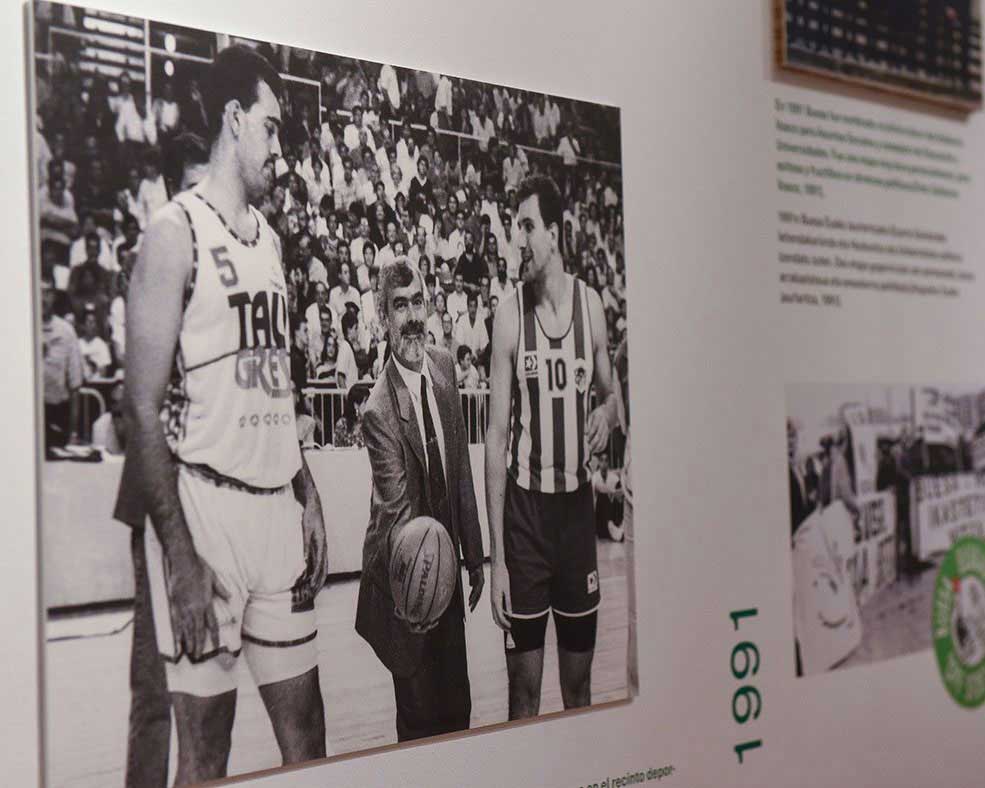 Fotografía de Fernando Buesa junto a un jugador de baloncesto del equipo Tau Gres.