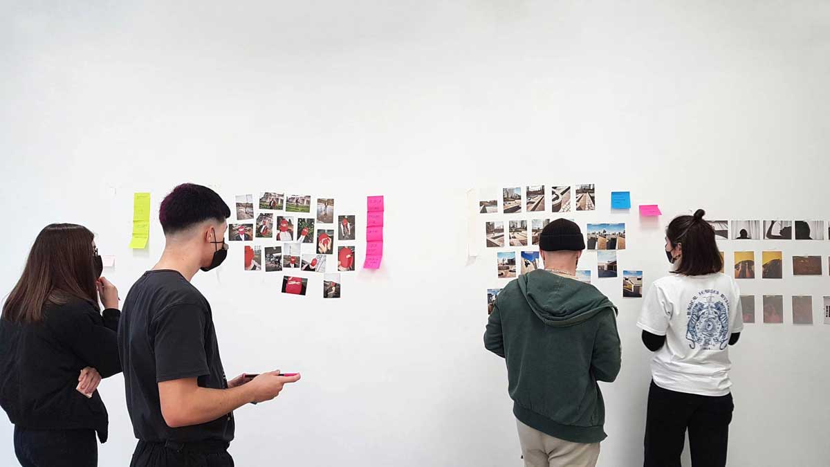 Fotografía de los artistas ganadores en el proceso de creación de sus proyectos.