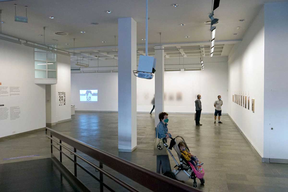 Sala de exposición con las obras de los artistas.