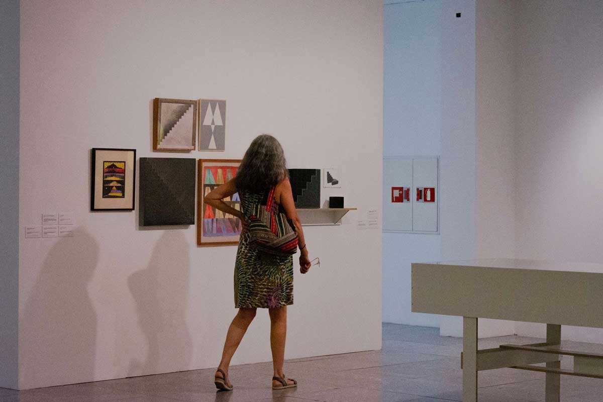 Mujer mirando una obra en la exposición.