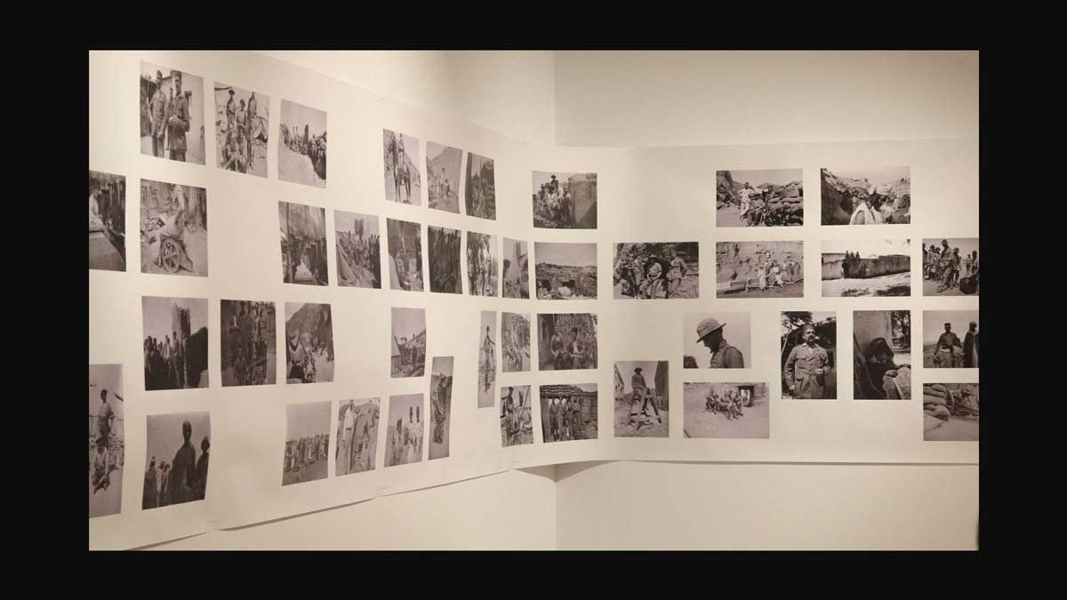 Panel de 4 metros impreso con las fotografías del archivo colgando en la pared.