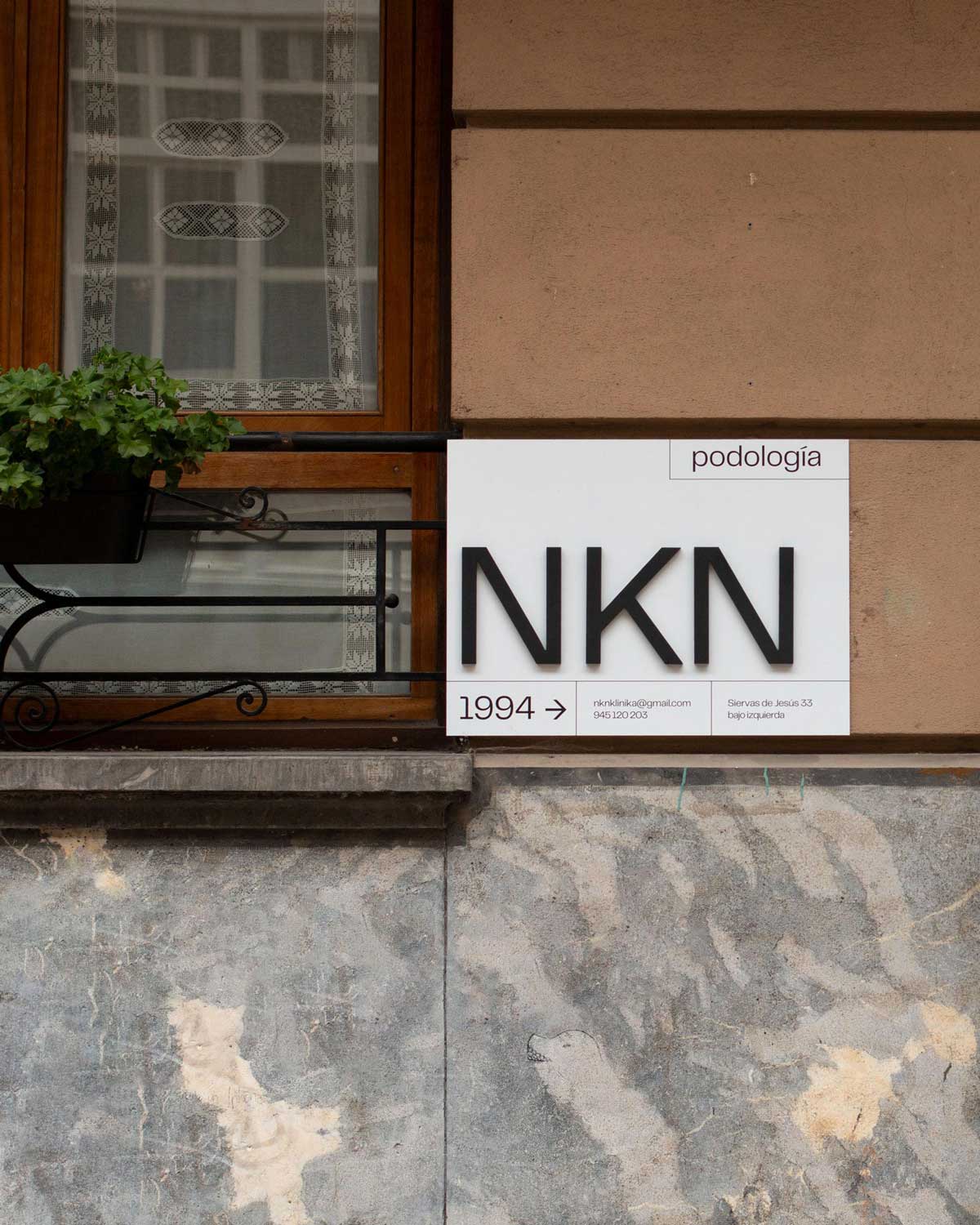 Rótulo exterior de NKN al lado de la ventana del centro.