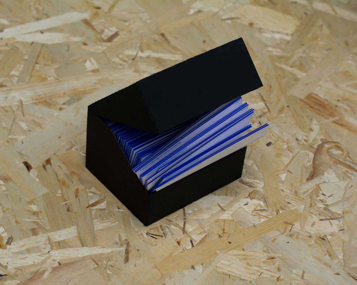 Tarjetas azules dentro de su caja hecha a medida.