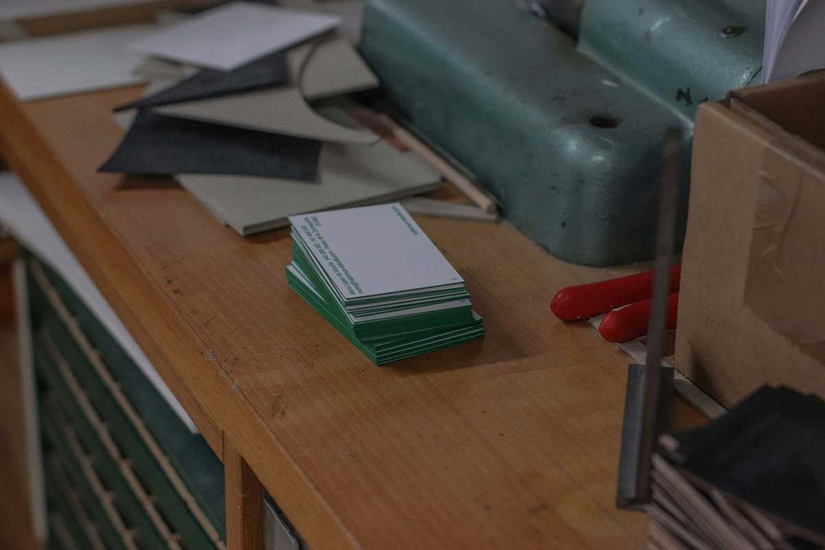 Tarjetas apiladas en el taller de Zigor al lado de la máquina de estampación.