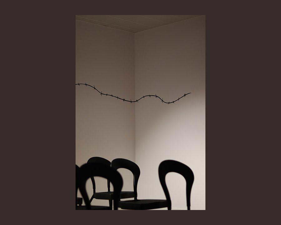 Fotografía conceptual de unas sillas en la sala de exposiciones.