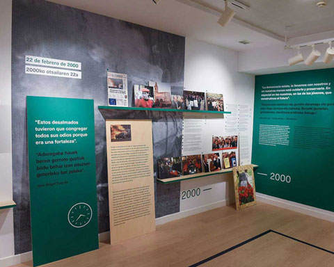 Seccion de la expoición que narra el asesinato de Fernando Buesa por la banda militar ETA en 2 el 2000.