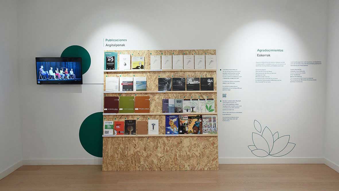 Estructura de madera donde se exponen las publicaciones editadas por la Fundación Fernando Buesa.