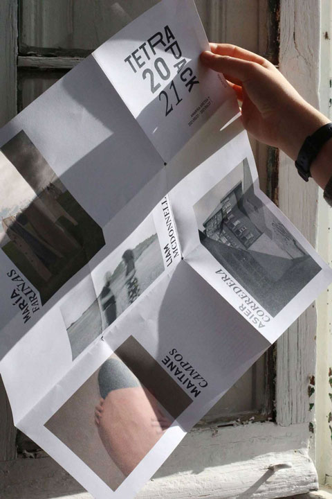 Fotografía de la parte delantera del folleto desplegado, donde aparecen una parte de la obra de cada artista.