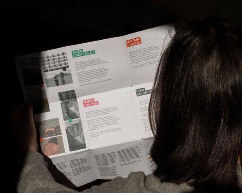 Fotografía del folleto por la parte trasera, donde se muestra la descripción de la obra de cada artista.