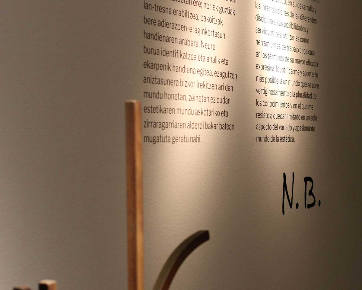 Foto detalle de la escultura final de la exposición junto a la firma de Nestor Basterretxea.