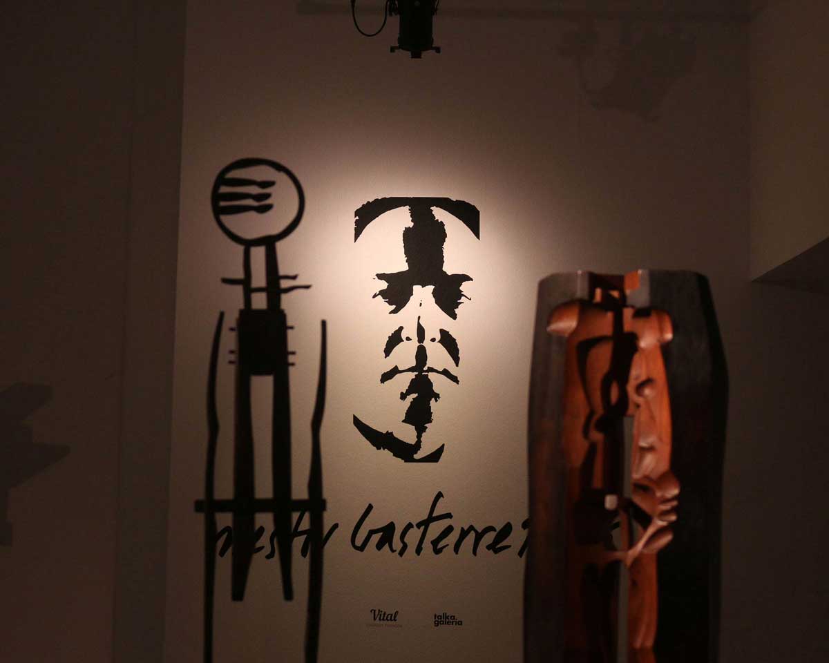 Vinilo en la pared de la cara de Nestor Basterretxea junto a dos esculturas de la serie cosmogónica.