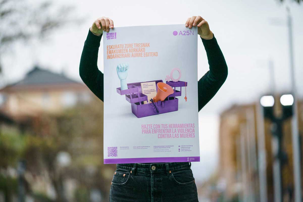 Mujer sujetando el cartel de la campaña del 25N del 2021 de Vitoria-Gasteiz.