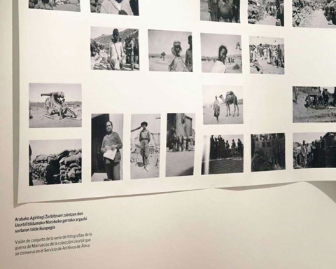 Foto detalle del panel de 4 metros impreso con las fotografías del archivo colgando en la pared.