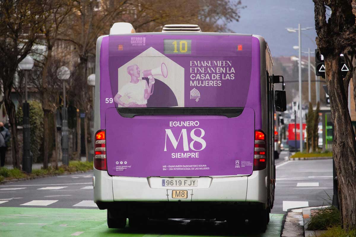 Vinilo de la campaña en la trasera de un autobús urbano de Vitoria-Gasteiz.
