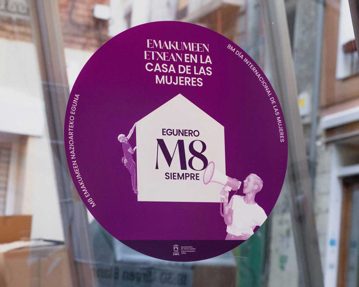 Vinilo circular de la campaña en las rampas del casco viejo de Vitoria-Gasteiz.