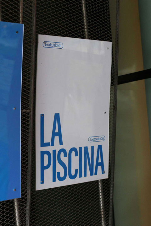 Carteles del nombre de la exposición de Javier Berasaluce a la entrada de la sala.