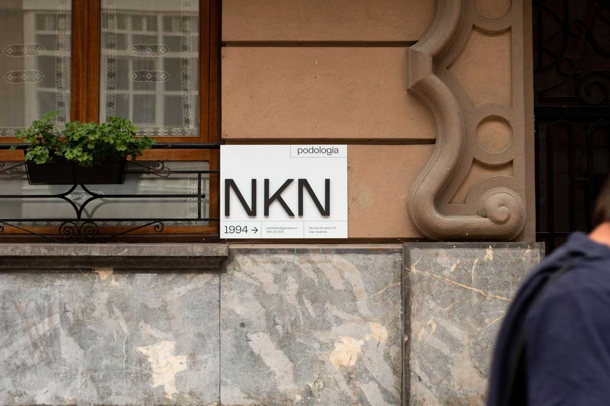 Rótulo exterior de NKN.