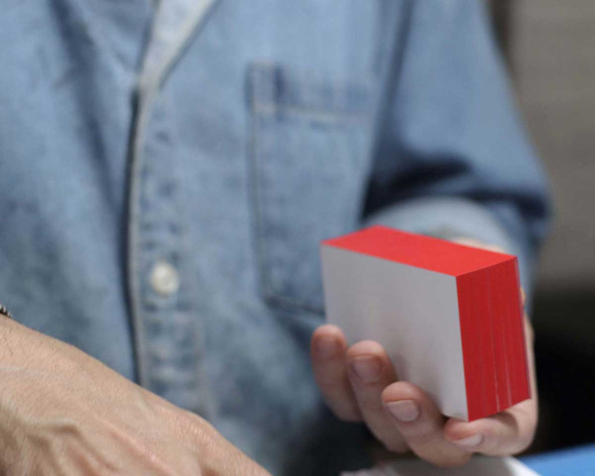 Zigor Encuadernación con un taco de tarjetas en la mano.
