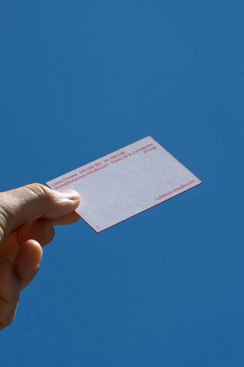 Fotografía de tarjeta de visita de Laura con el cielo azul de fondo.