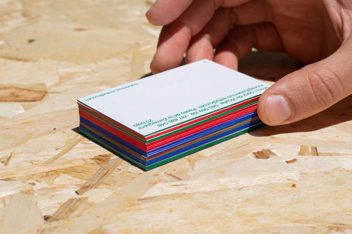 Las 3 versiones de tarjetas apiladas en un mismo taco mezcladas entre ellas sobre una mesa.