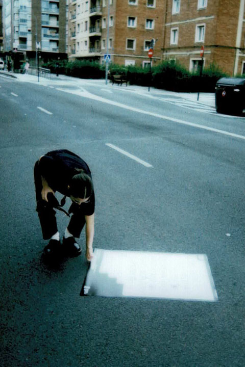 Persona fotografiando el cartel de Tetrapack 2023
